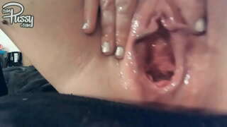 Široka amaterski maca uzima veliki dildo