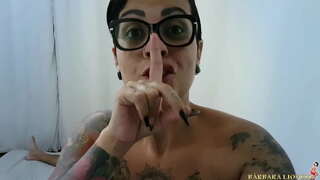 Seorang wanita bangun dalam akhbar dan ia berakhir dengan susu menetes ke sisi