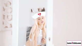 Dada kecil pirang berpakaian seperti perawat untuk sebuah mainan.Dia menjaga dia buah dada perempuan dan menjilat dan jari vaginanya.Dia facesits dia sebagai dia berbingkai