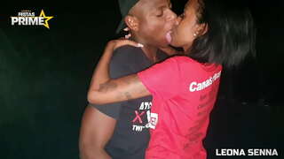 Черный парень ест тощую киску своей гигантской мачтой