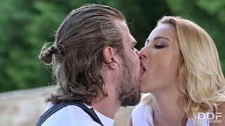 ���ິວເນື້ອສີຂານໆ Kiss Cherry ຄີກົ້ນຍໍາໂດຍ Plumber ຂອງທໍ່