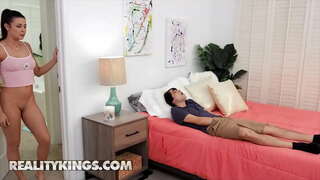 Kraljevi stvarnosti-PK Prime-Kaili Rocket, Riki Španiš-ljepljivo sjedalo