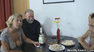 Vẻ đẹp trẻ có quan hệ tình dục với cặp vợ chồng già