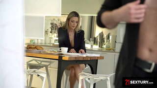 Une Roumaine Adore Une Bonne Baise Anale Pour Bien Commencer Sa Journée