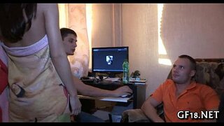 Mooie tiener meisje staat doggy fashion