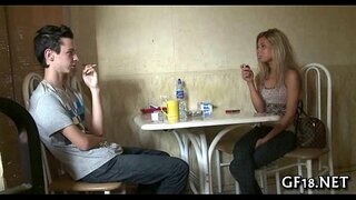 Chlapec sedí a zírá Chlapec sedí a zírá