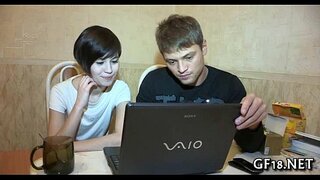 חמוד מותק מרחיב את הרגליים