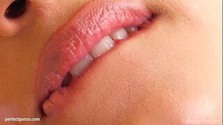 Lena får sig genom onanerar med fingrar och dildo i Ge Mig Rosa Lena får sig genom onanerar med fingrar och dildo i Ge Mig Rosa