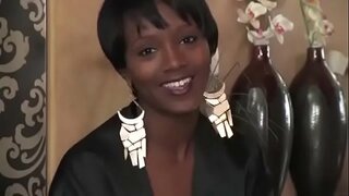 Ebony beauty masturbuje na kosmetické stolní