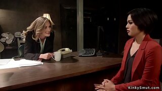 Blond madivin bèz twou dèyè femèl depite ofisye ak kòd sou kòk chante