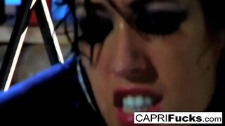 Prekrasna brineta dobiva udarac