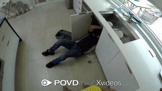 Veliki kurac klizi u zbijeno maca crnke