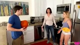 Iskrao sa zaokretne sestrom, dok mama radi po kući