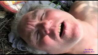 Die slet sien twee ou mans naai in die oop platteland en sluit aan by hulle